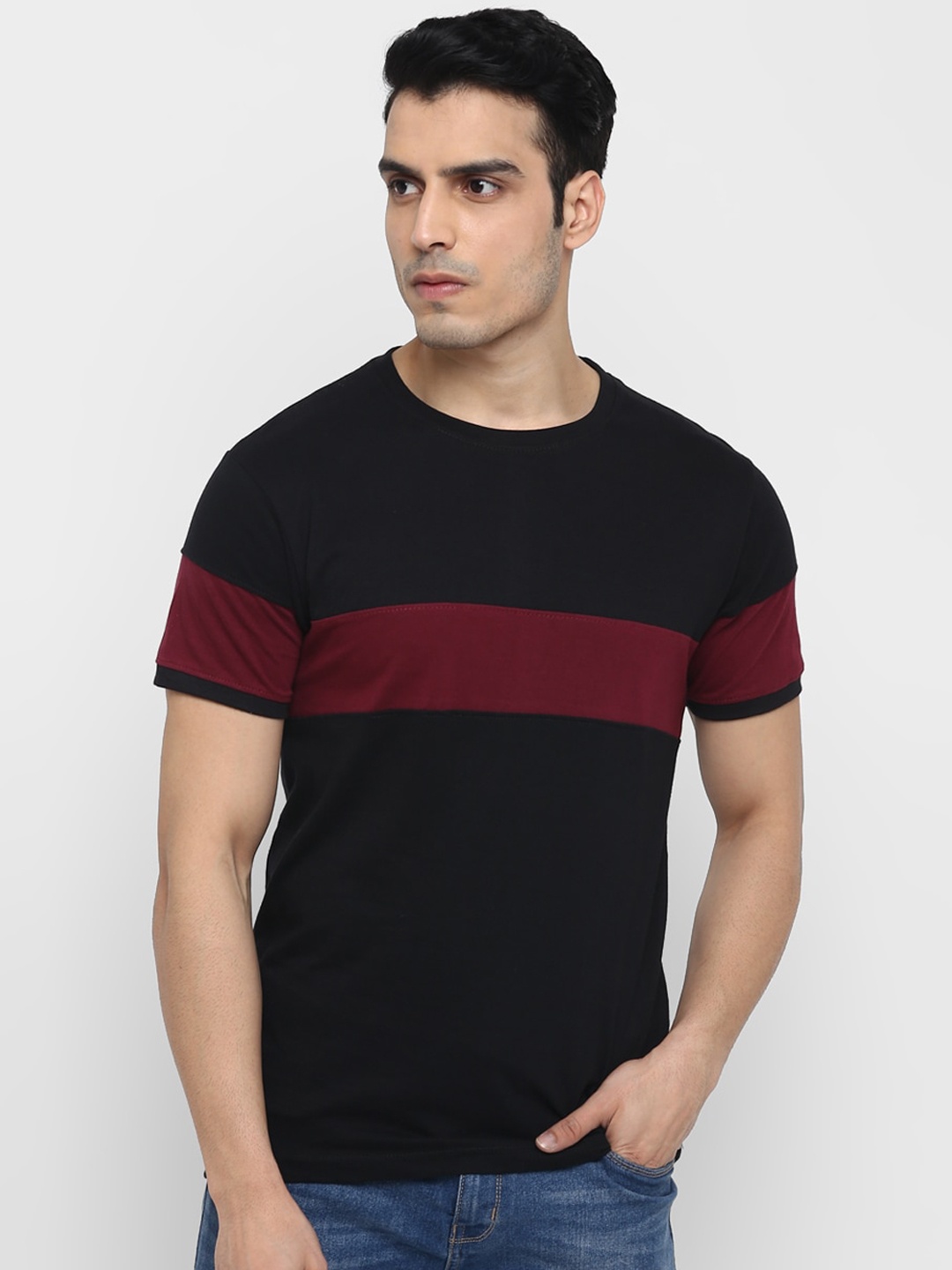 

Routeen Men Black Colourblocked Round Neck T-shirt