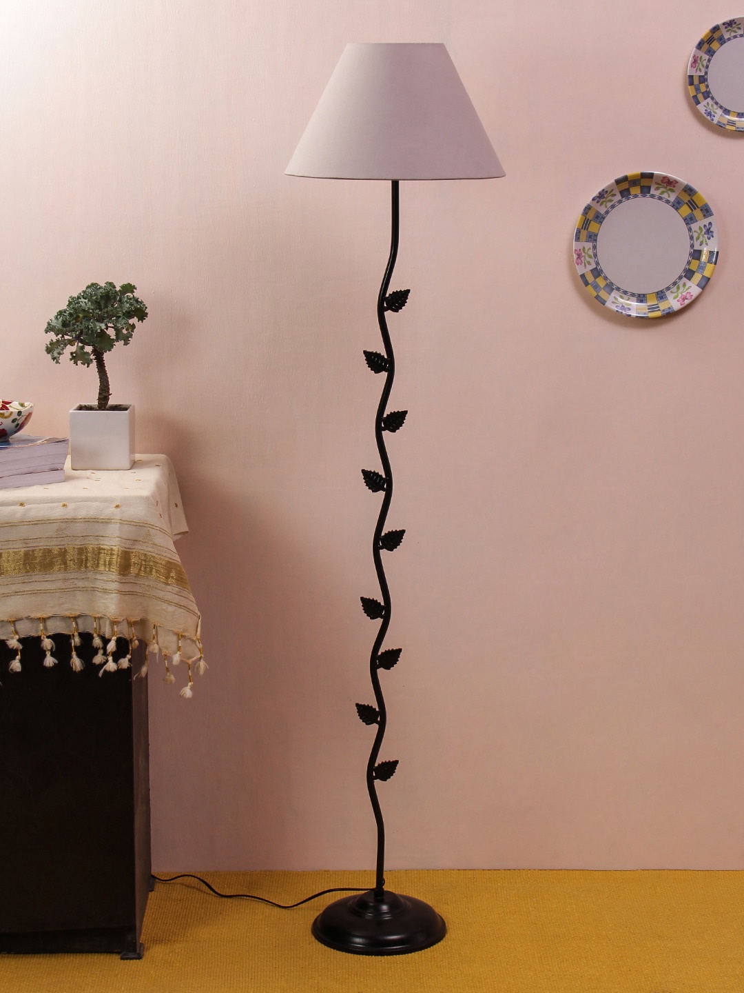 

Devansh Grey Solid Traditional Club Lamp