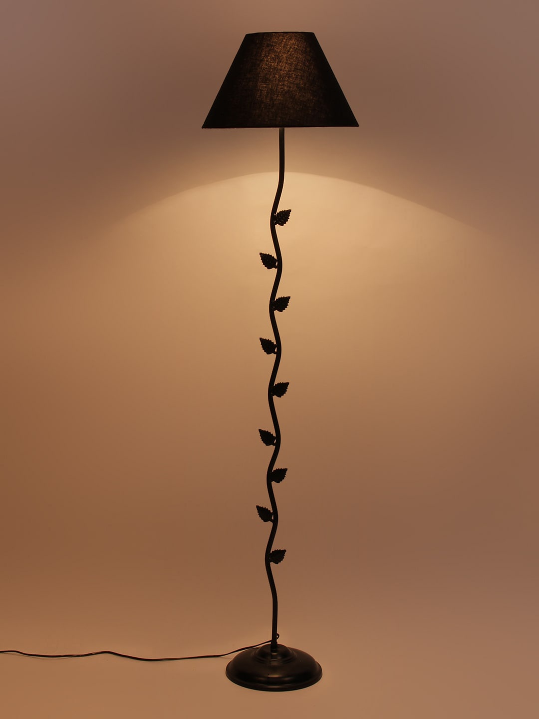 

Devansh Black Solid Conical Leaf Shaped Club Lamp