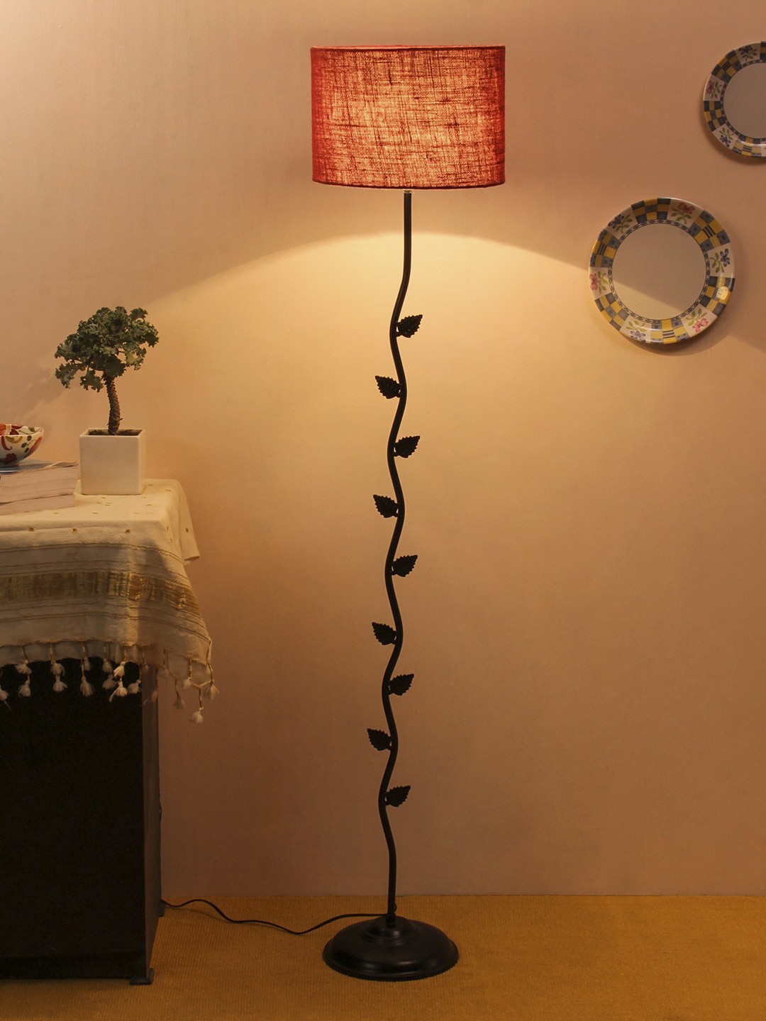

Devansh Maroon Solid Leaf Shaped Novelty Lamp