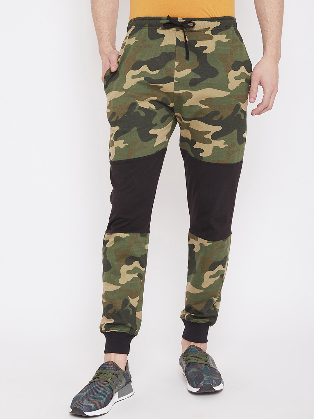 

Rodzen Men Green & Brown Camouflage Printed Slim-Fit Joggers