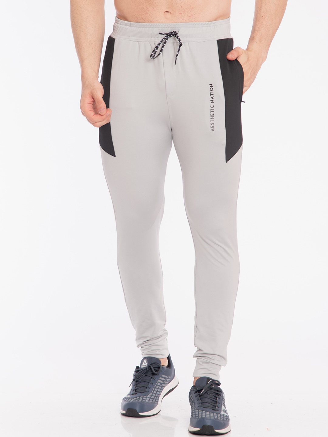 

AESTHETIC NATION Men Grey Solid Slim-Fit Joggers