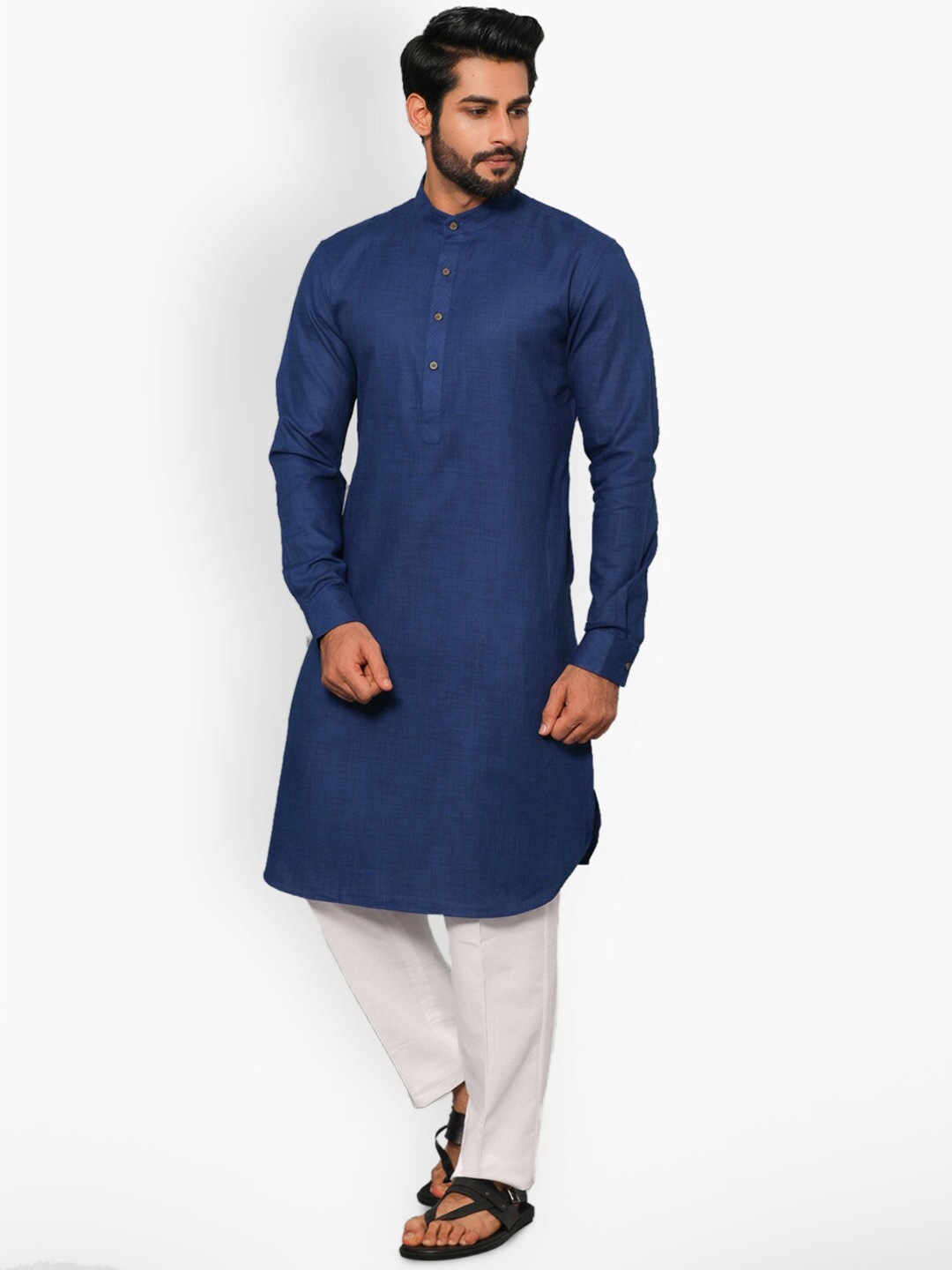

Manyavar Men Blue Solid Straight Kurta