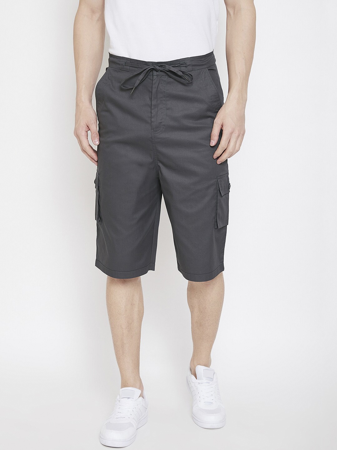 

Hypernation Men Grey Solid Regular Fit Cargo Shorts