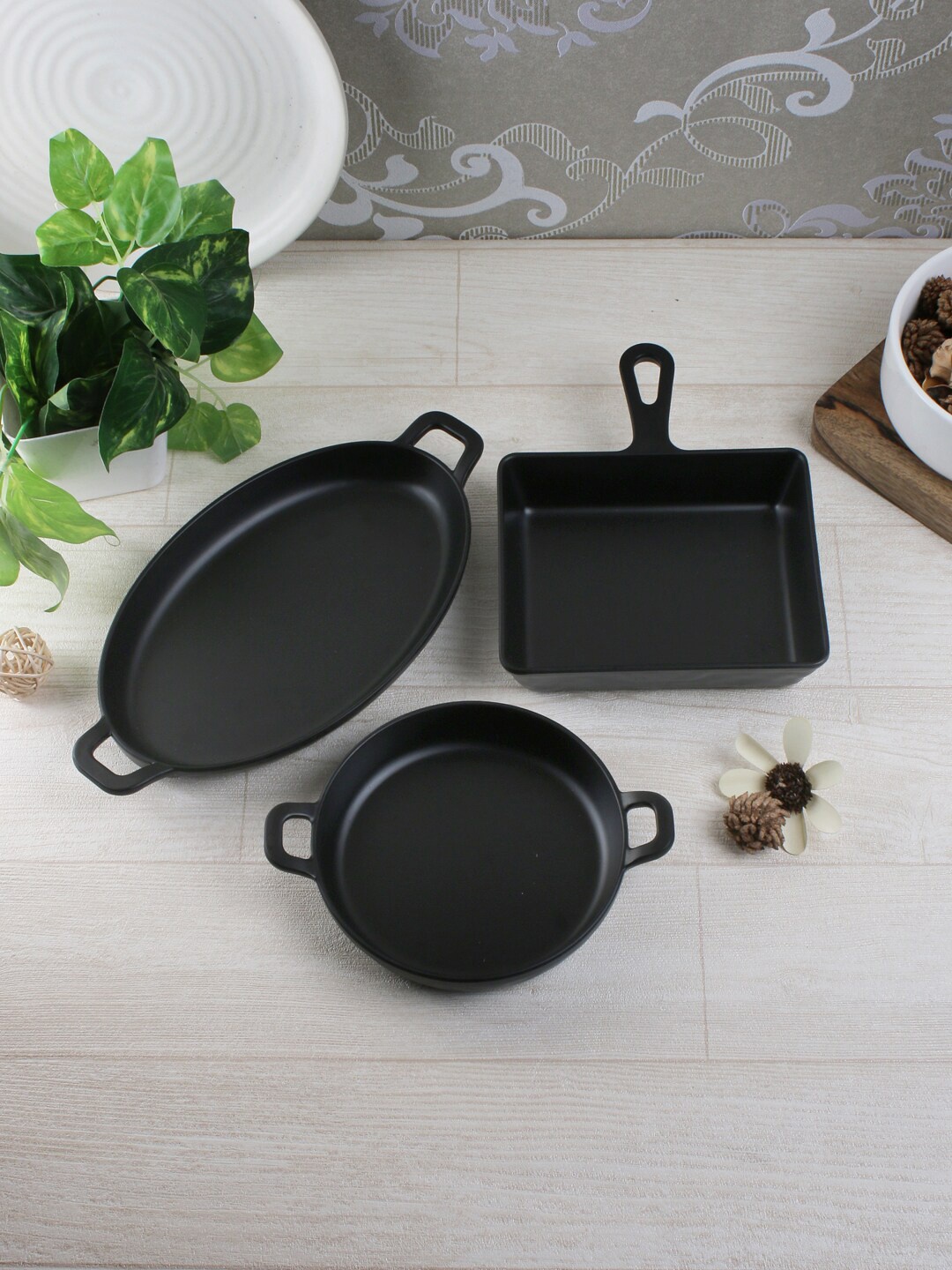 

Servewell Black Melamine Indian Starter Serving Set of Three