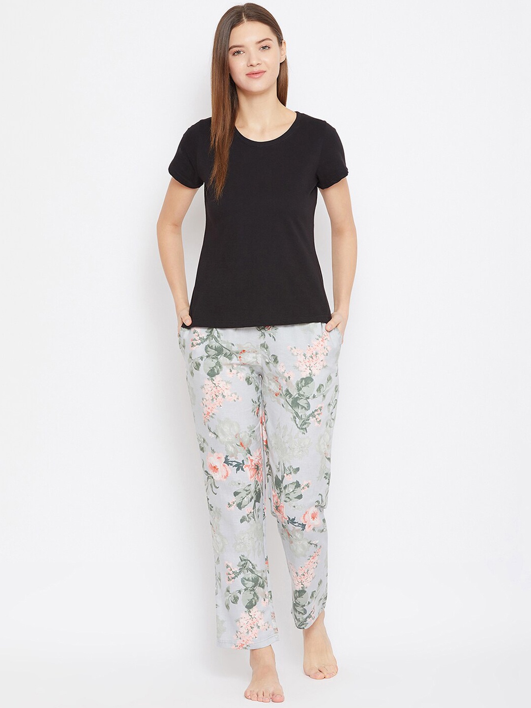 

Clovia Women Grey & Black Floral Printed Night Suit