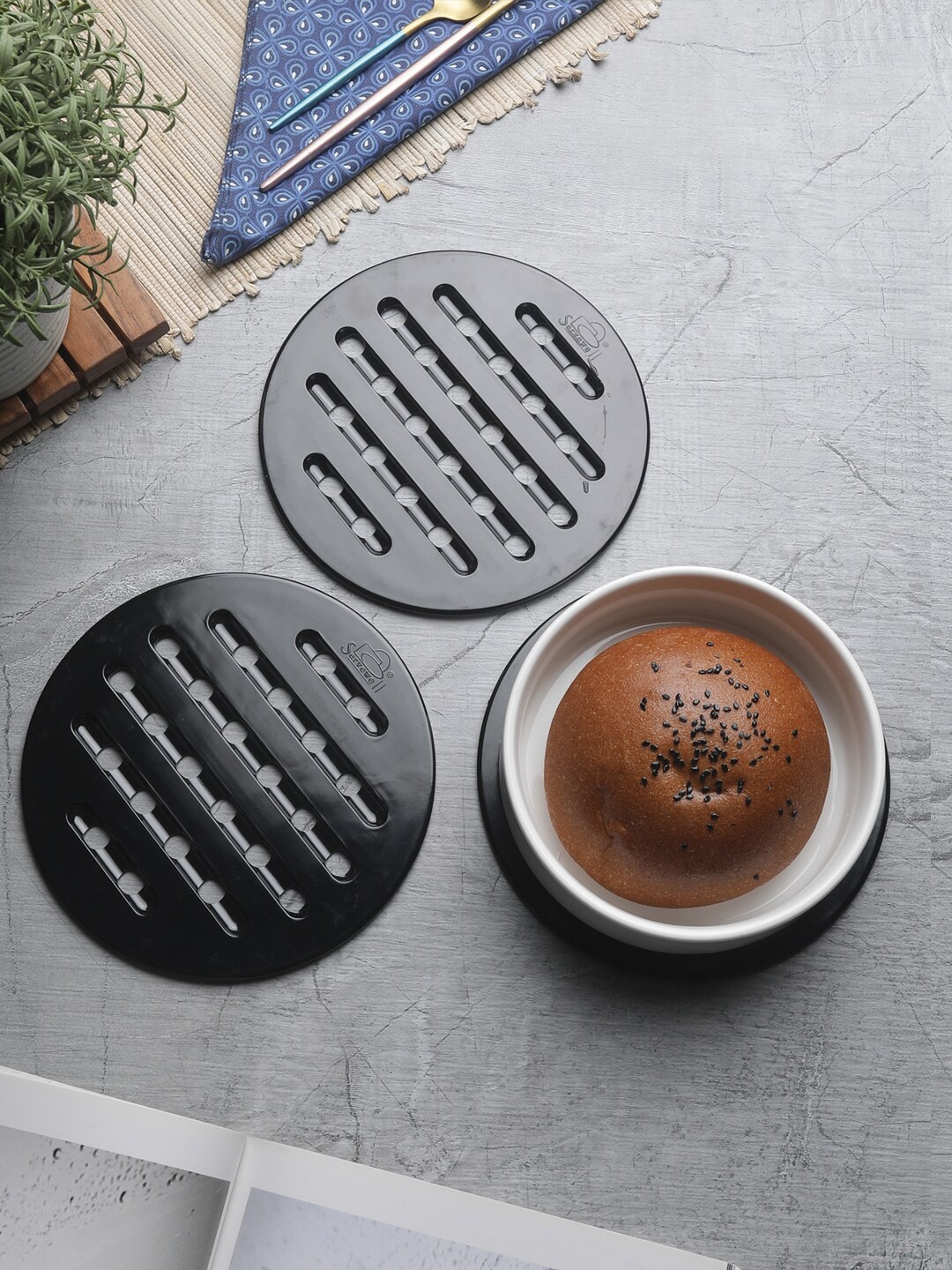 

Servewell Black Melamine Crevice Round Hotpots/ Trivets Set of Three