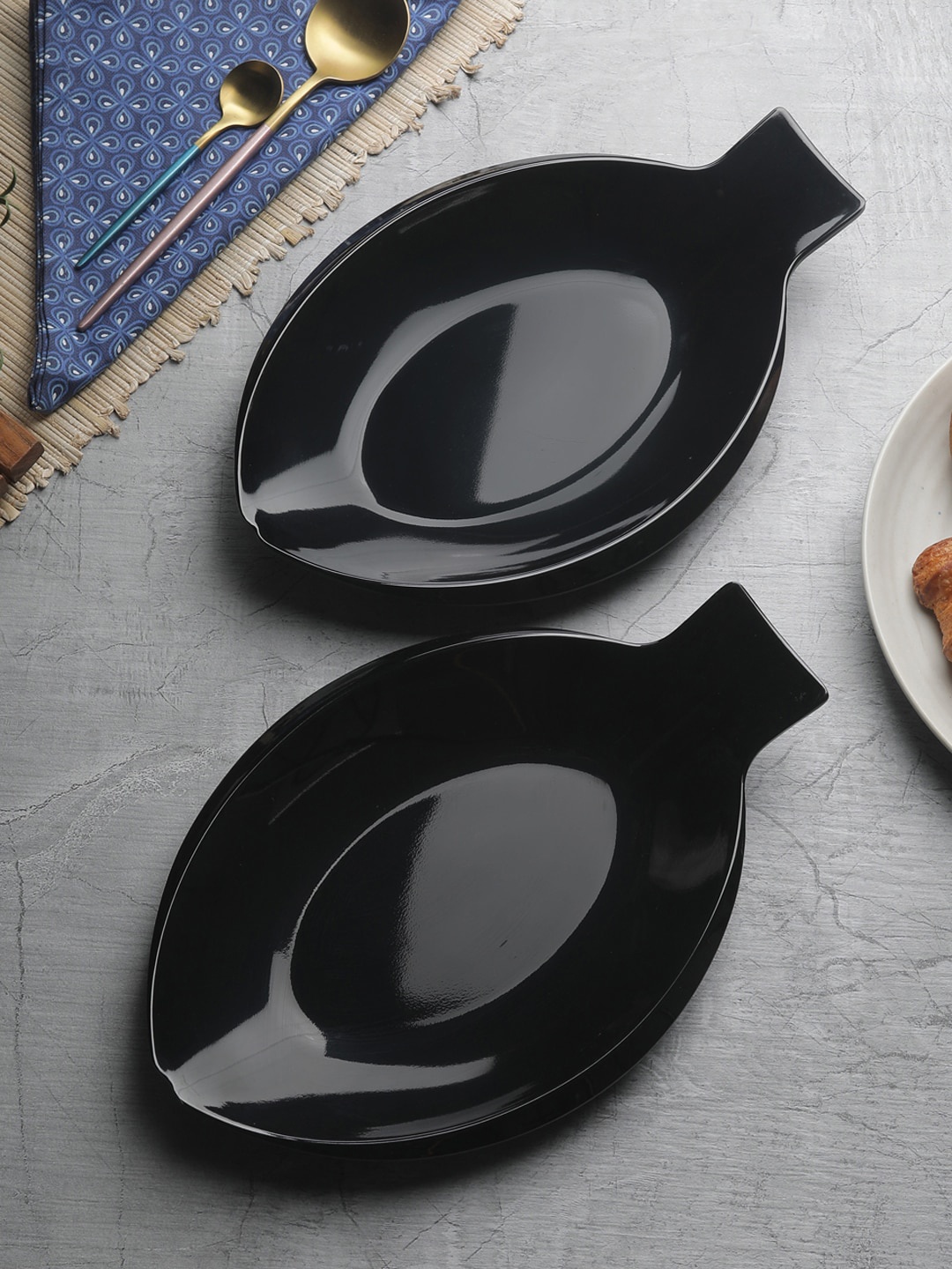 

Servewell Black Fish Shaped Melamine Serving Platters Set - 30 cm