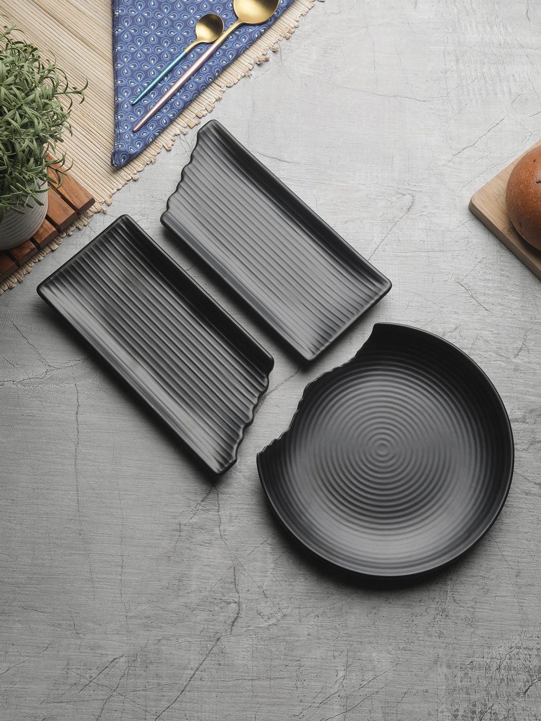 

Servewell Black Platter Set