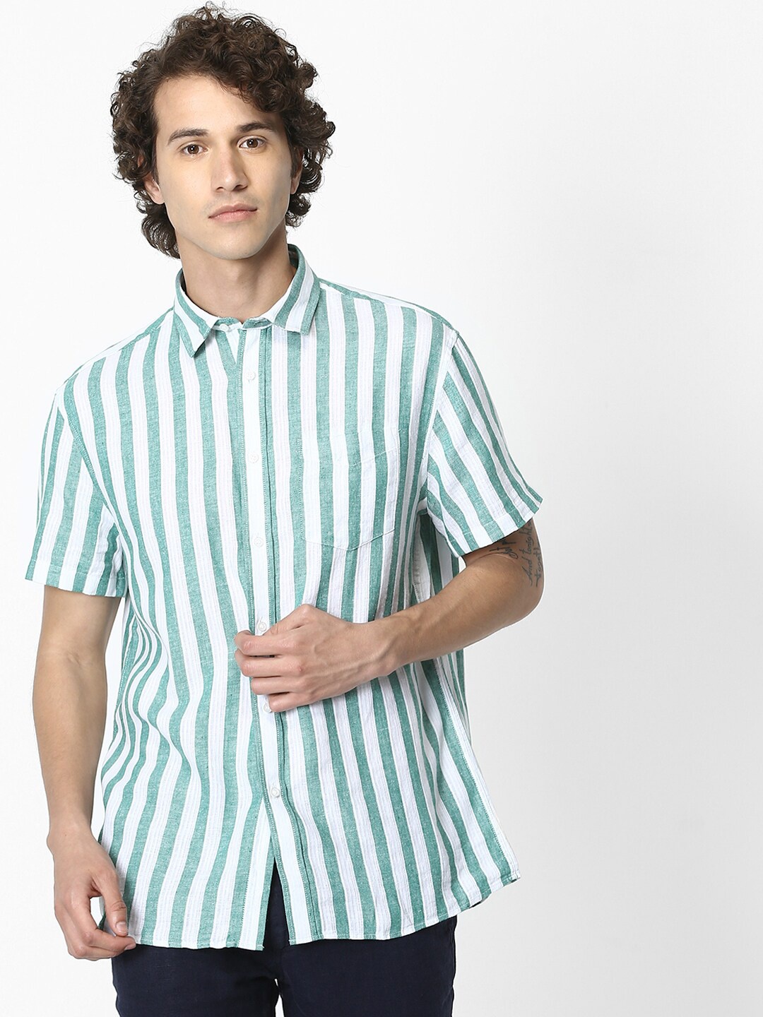 

Celio Men Green Regular Fit Striped Casual Shirt