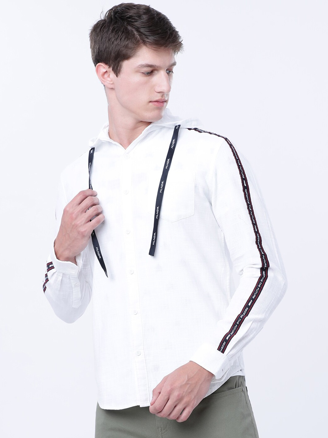 

HIGHLANDER Men White Slim Fit Solid Casual Shirt