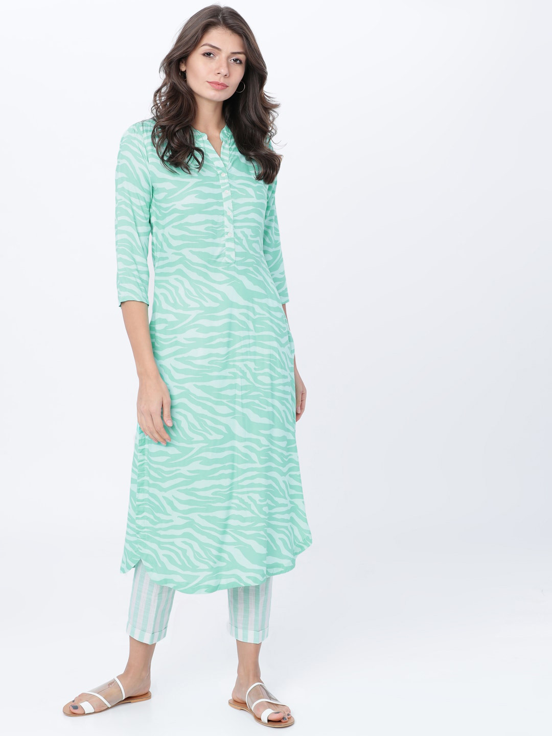 

Vishudh Women Green & White Printed Straight Kurta