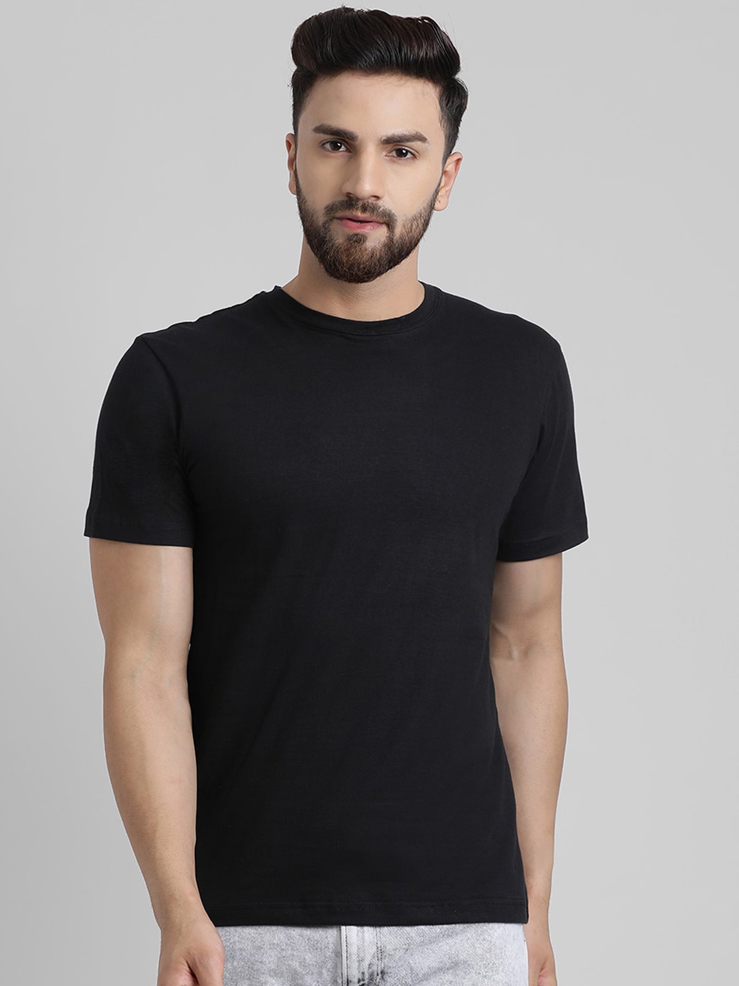 

GRACIT Men Black Solid Round Neck T-shirt