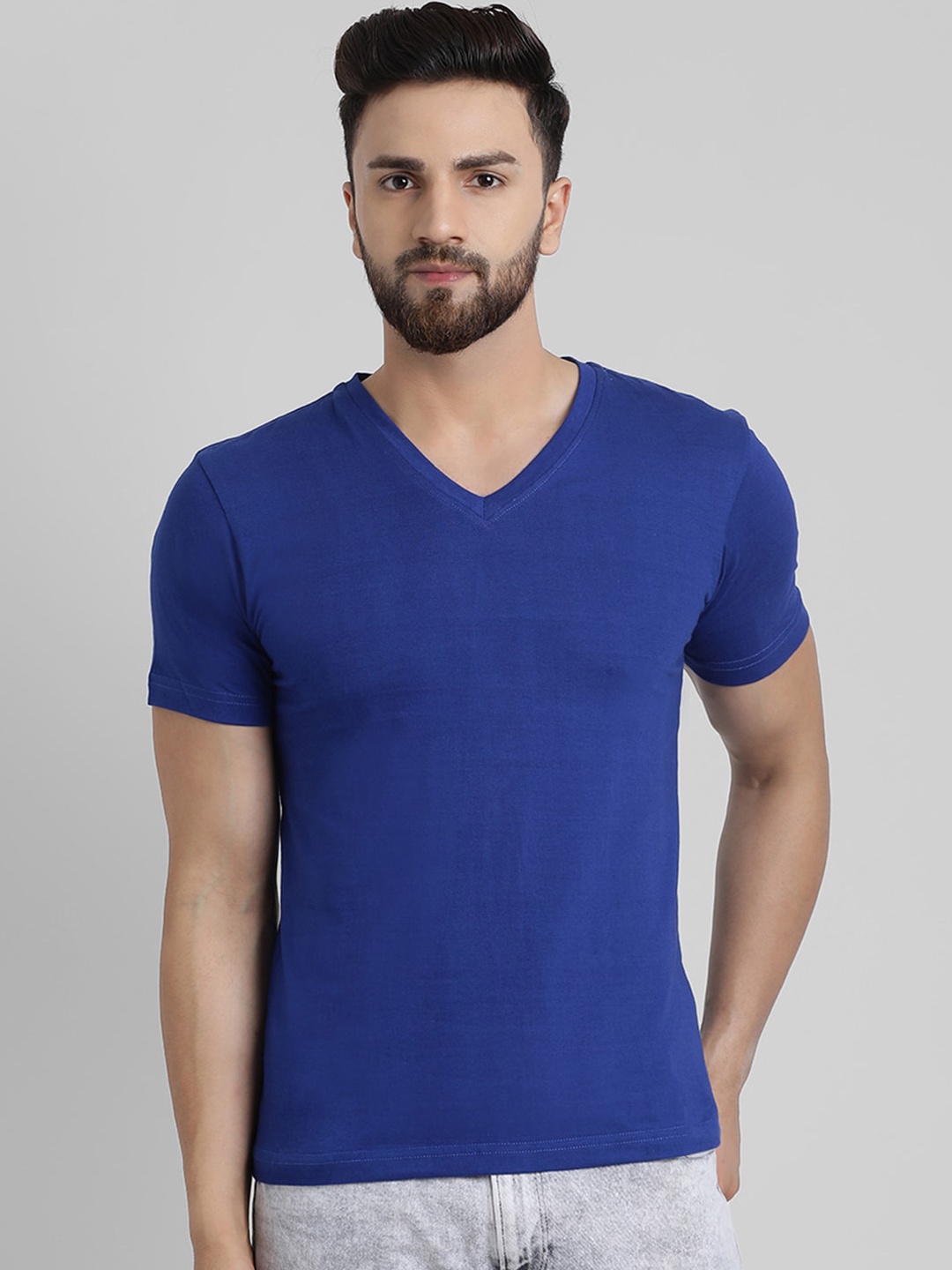 

GRACIT Men Blue Solid V-Neck T-shirt
