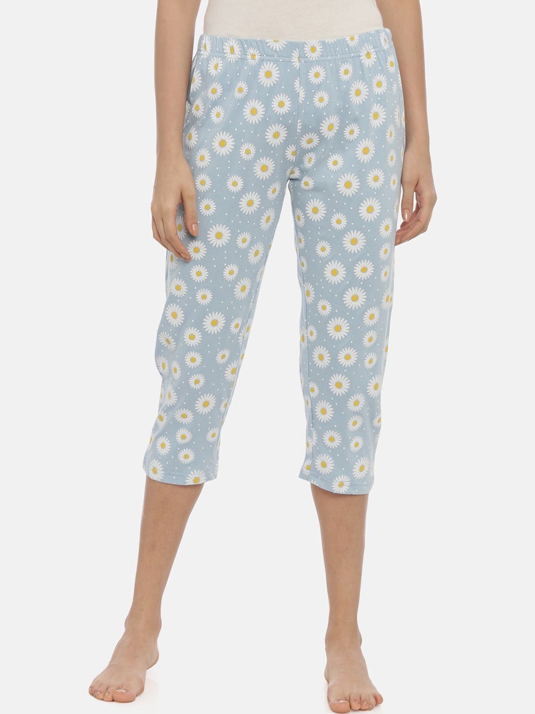 

Curare Women Blue & White Printed Capris