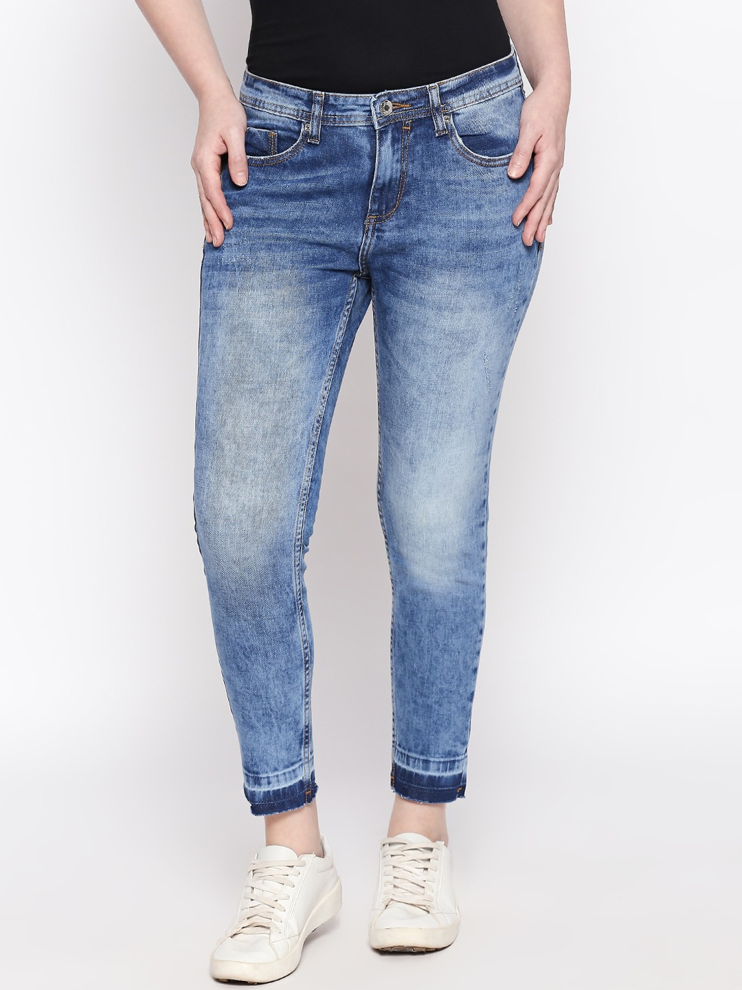 

People Women Blue Skinny Fit Mid-Rise Clean Look Cotton Crop Jeans