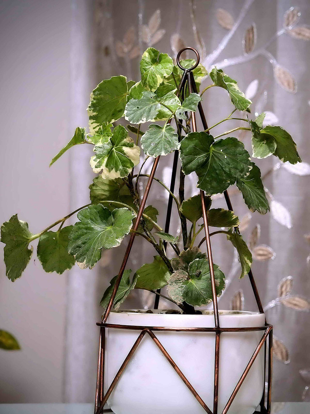 

POSH-N-PLUSH White & Copper-Toned Marble With Metal Handcrafted Planter