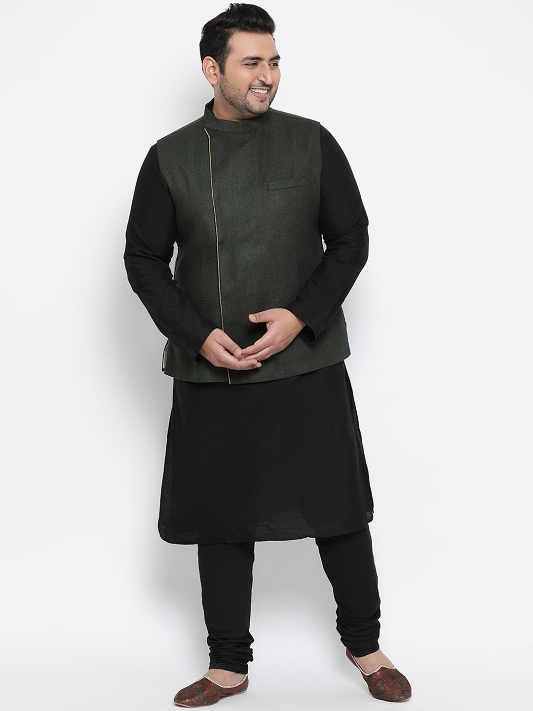 

KISAH PLUS Men Black & Green Solid Kurta with Pyjamas