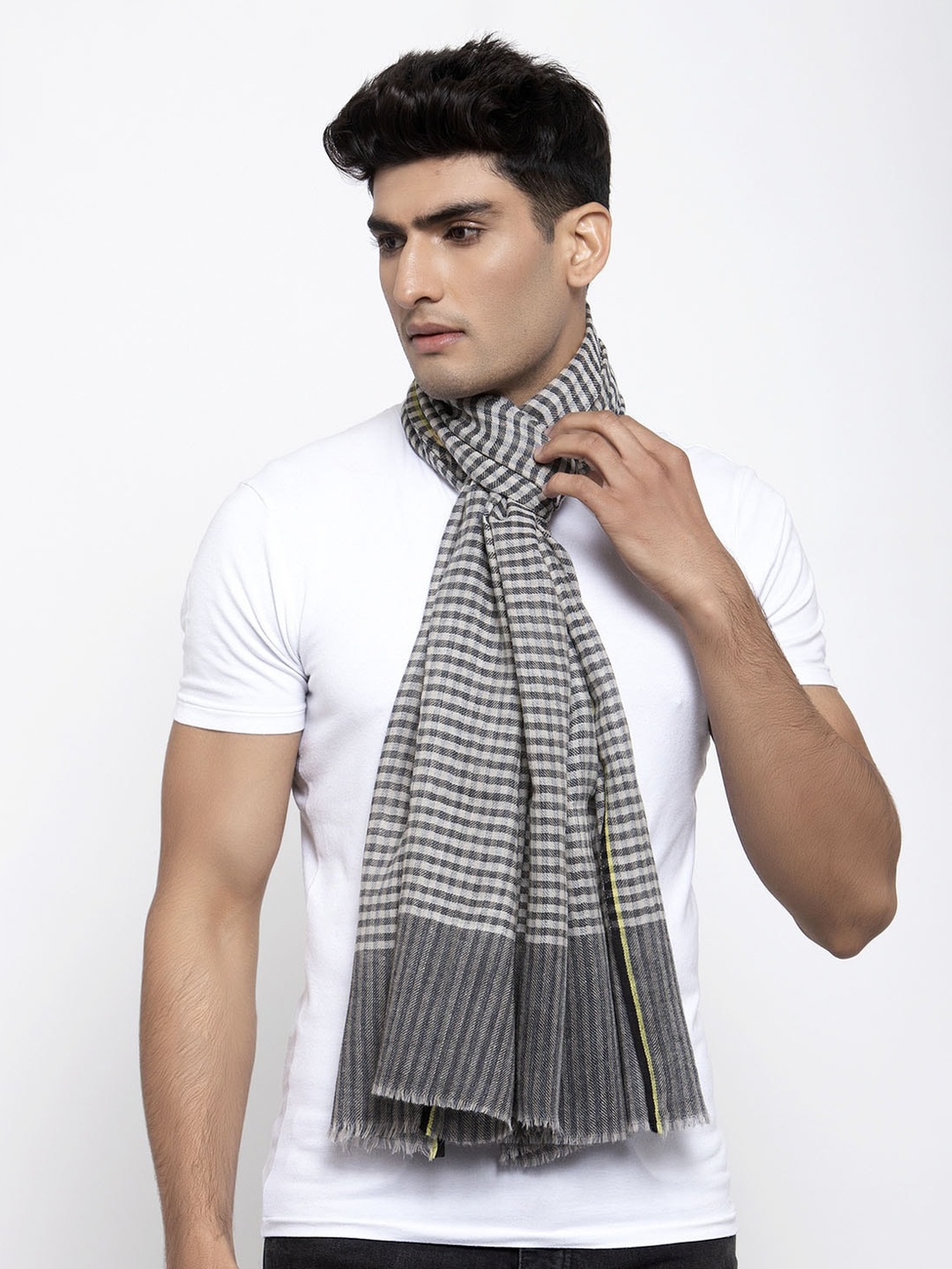 

Calvadoss Men Grey & White Checked Sustainable Muffler