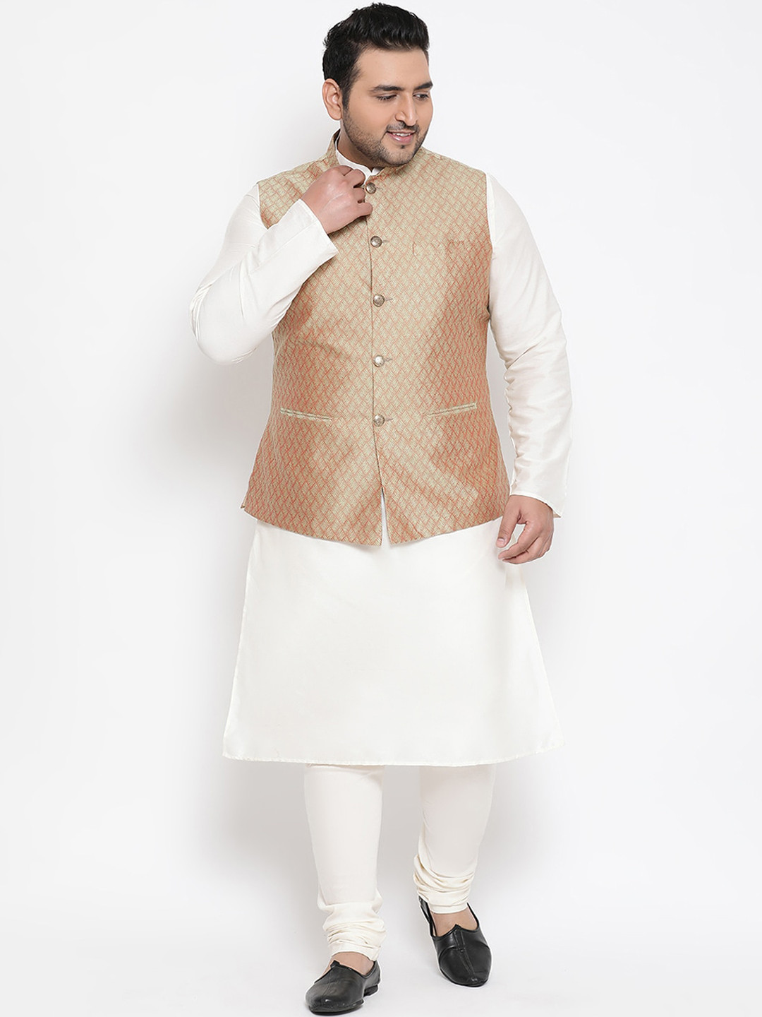 

KISAH PLUS Men White & Peach-Coloured Solid Kurta with Churidar & Nehru Jacket