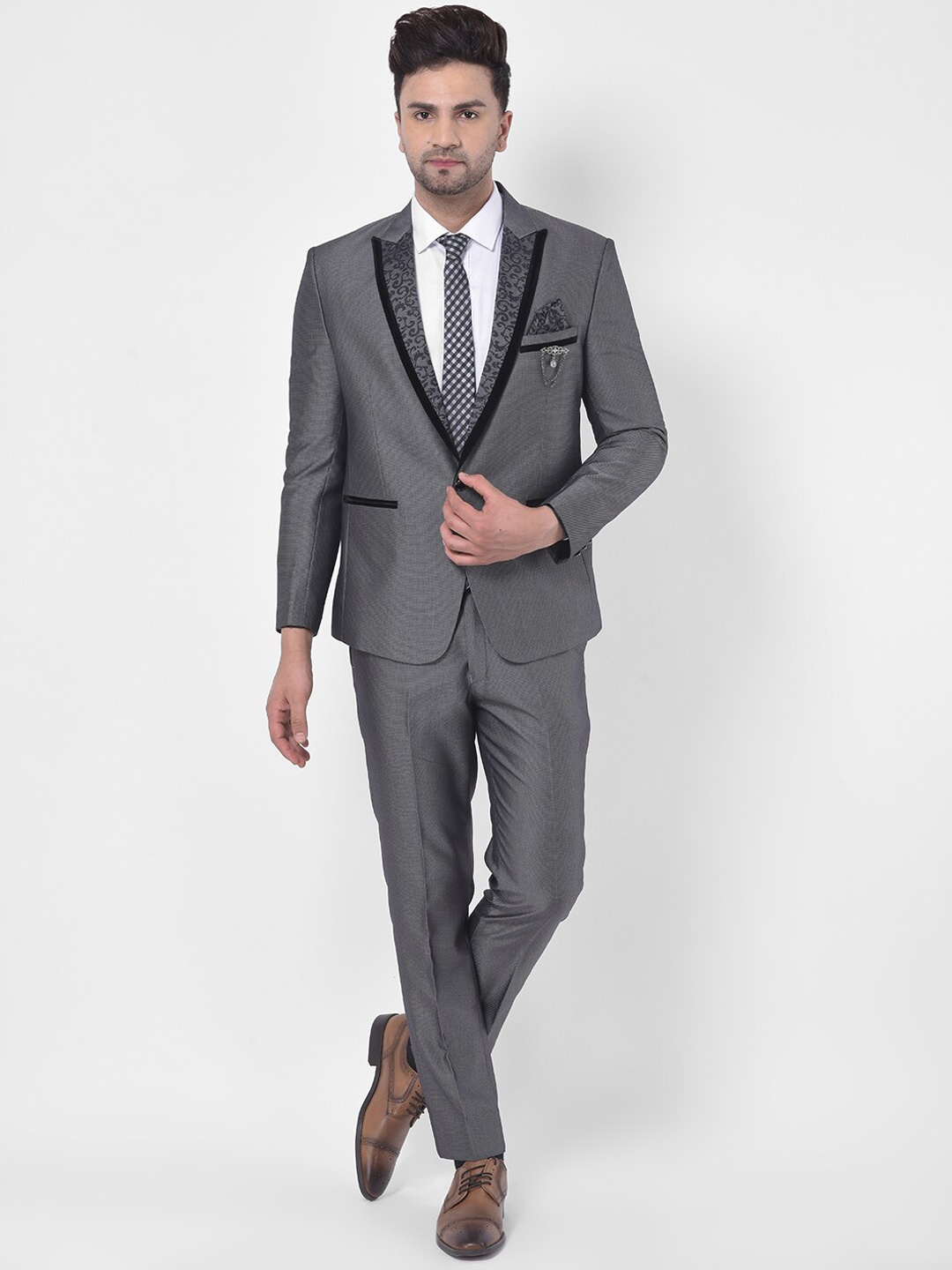

LUXURAZI Men Grey Solid Slim Fit Single-Breasted Tuxedo Party Suit