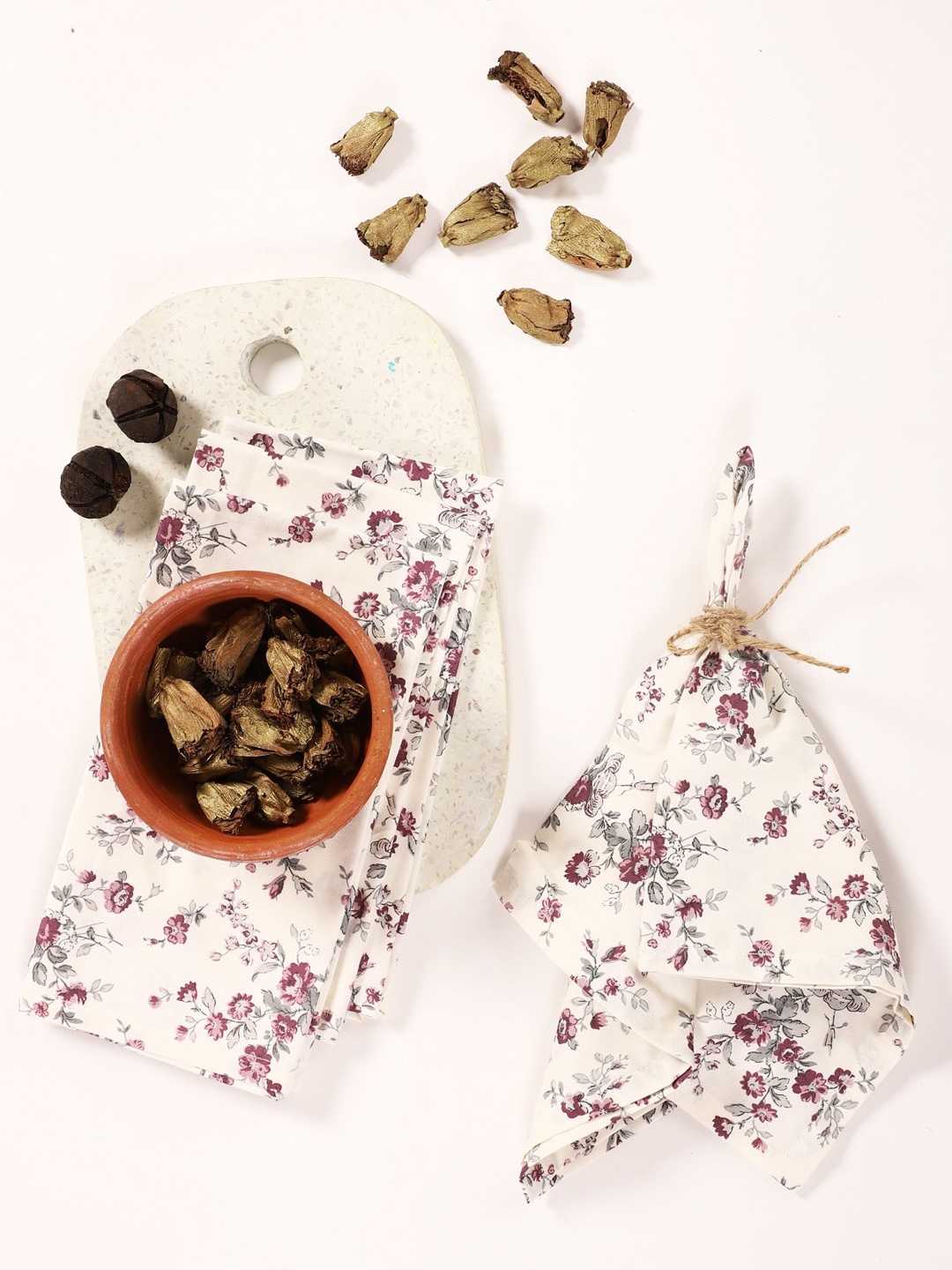 

Contrast Living Set Of 4 White & Pink Printed Table Napkins