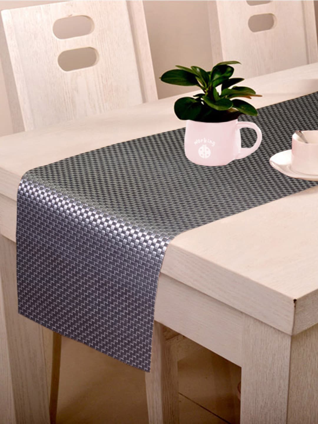 

Lushomes Black & White Geometric Waterproof Heat-Resistant Table Runner