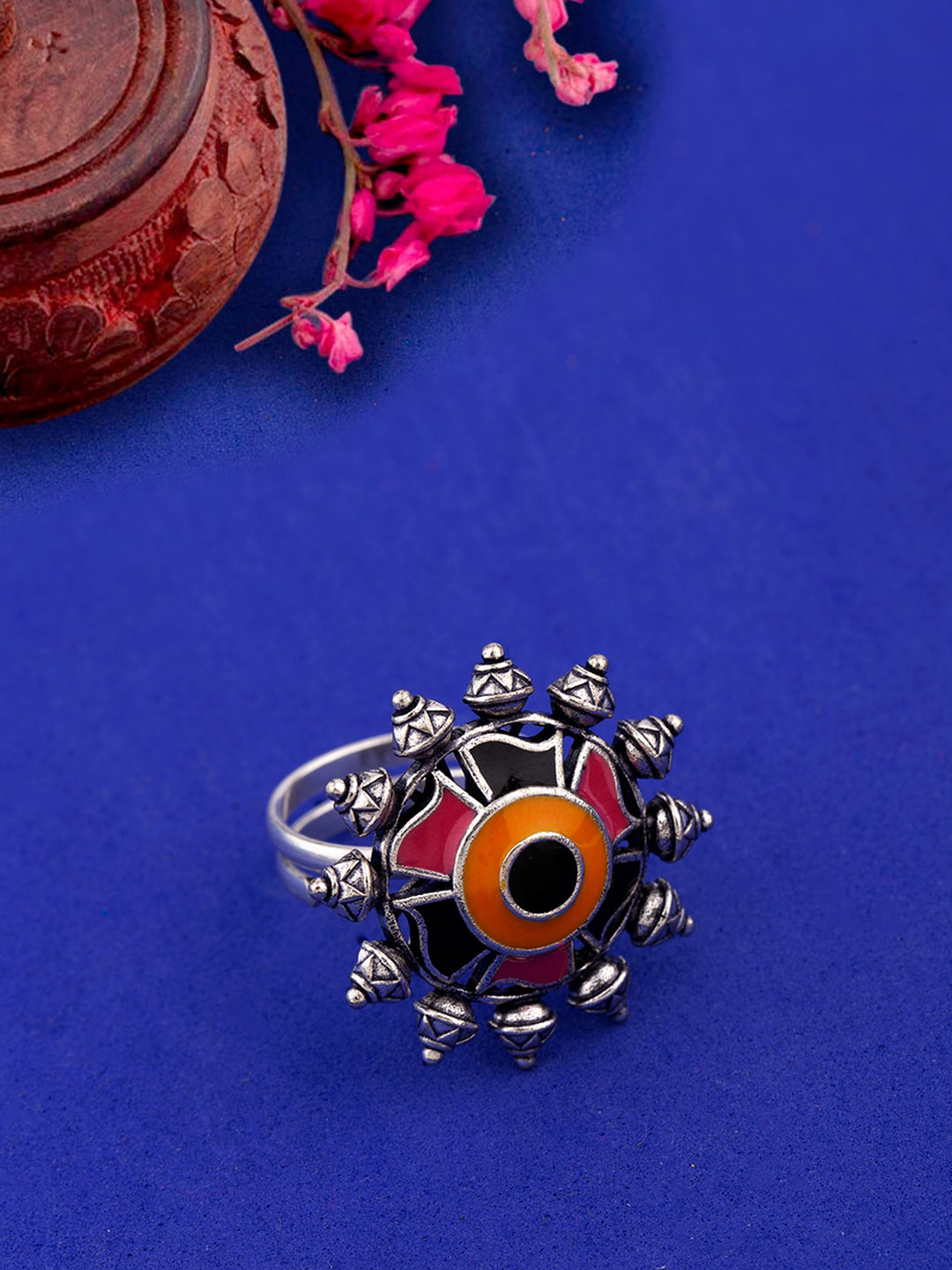 

Voylla Oxidised Silver-Plated Yellow & Black Kalbelia Enamelled Adjustable Finger Ring