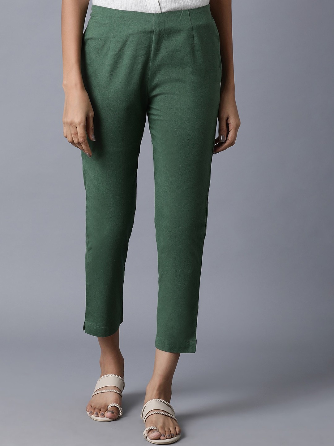 

W Women Green Tapered Fit Solid Cropped Regular Trousers