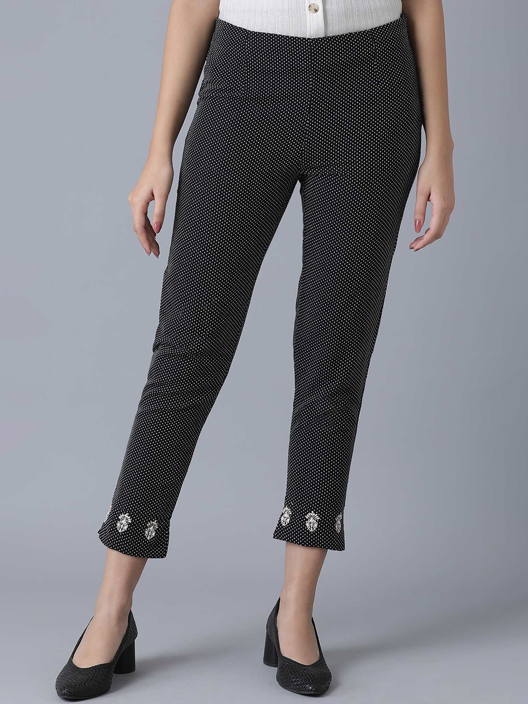 

W Women Black Regular Fit Printed Regular Trousers
