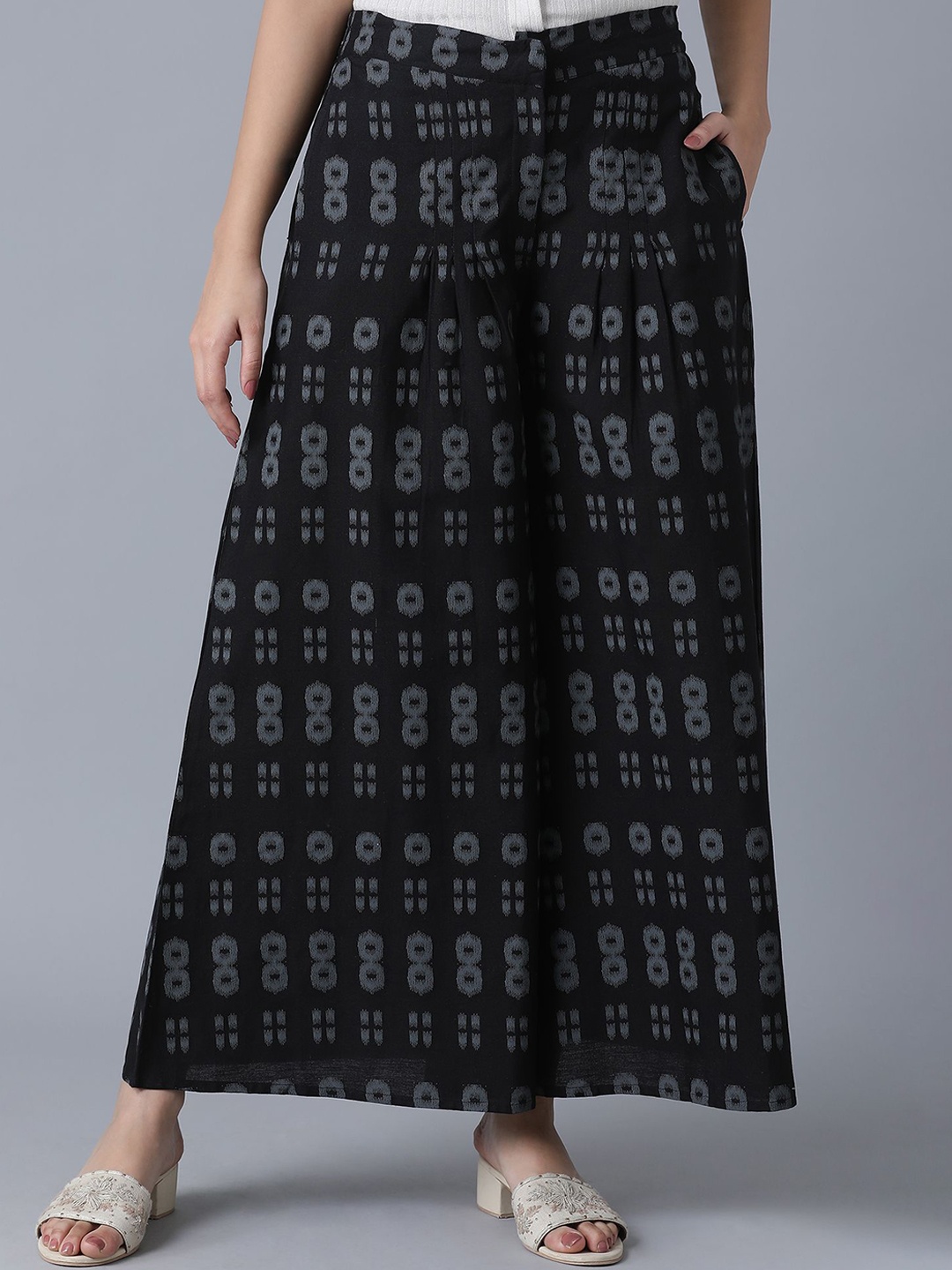 W Women Black Ikkat Printed Carrot Pants