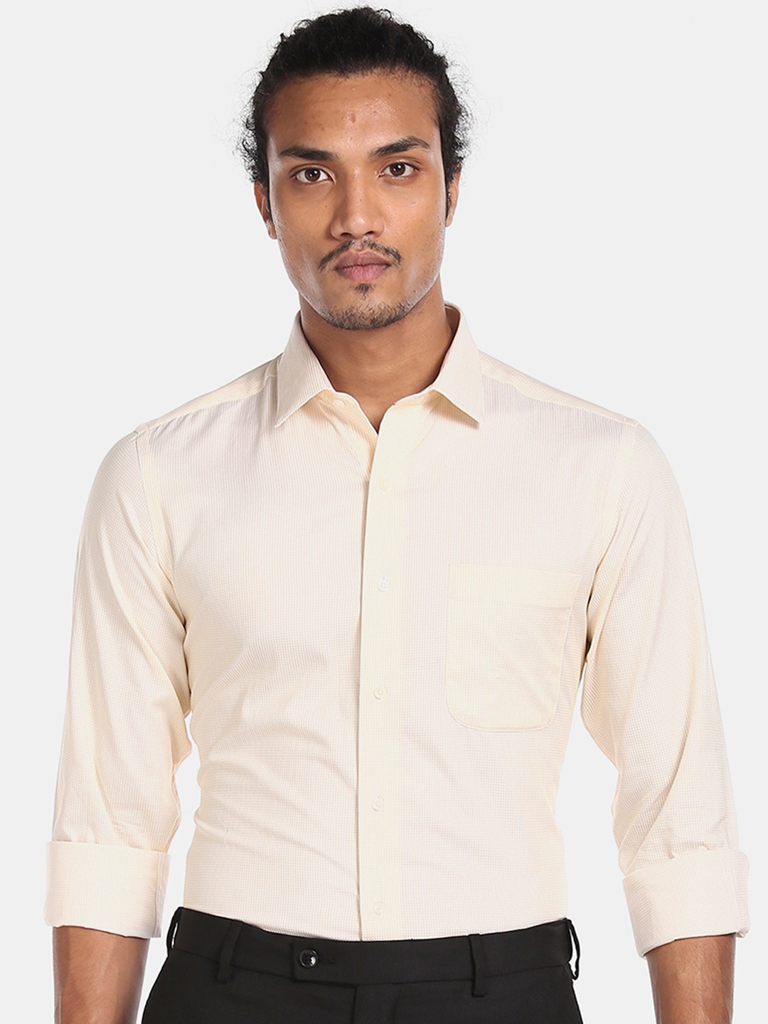 

Arrow Men Yellow Regular Fit Solid Casual Shirt