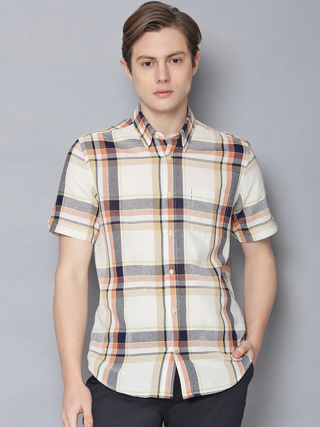 

BEN SHERMAN Men Off-White & Black Regular Fit Checked Casual Shirt