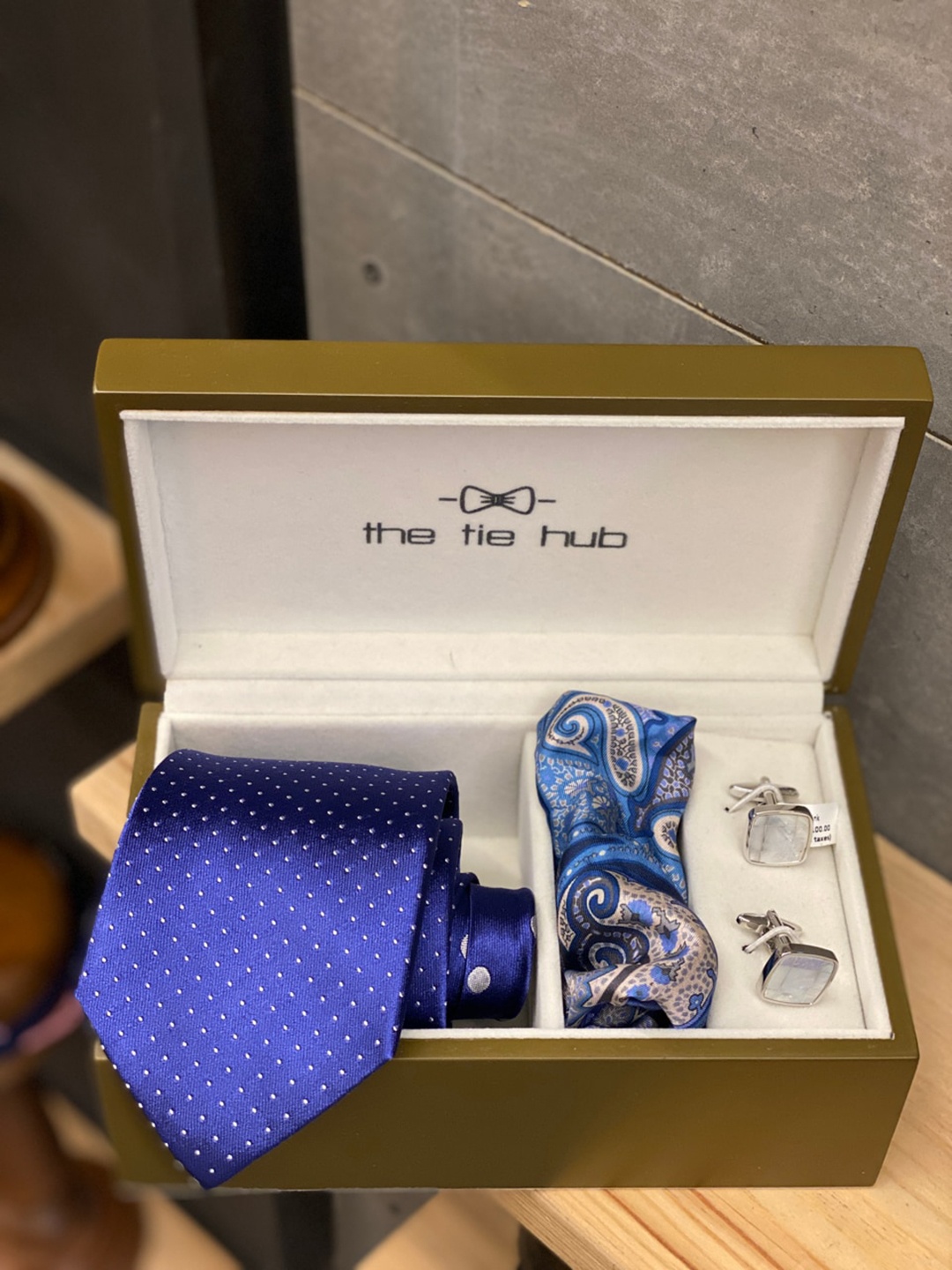 

The Tie Hub Men Blue & White Accessory Gift Set
