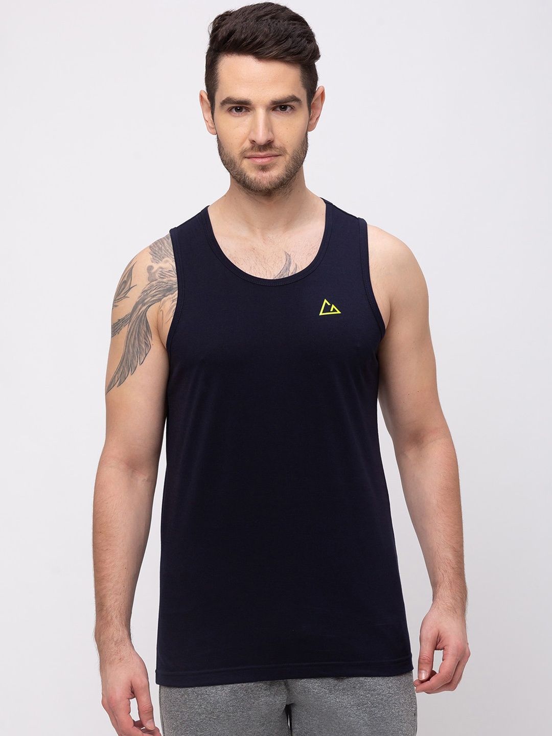 

GIORDANO Men Navy Blue Solid Round Neck T-shirt