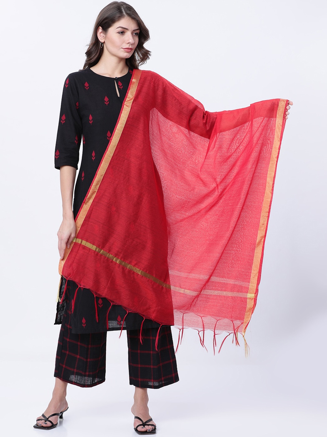 

Vishudh Red & Gold-Toned Solid Dupatta