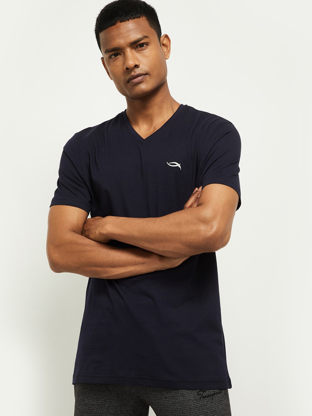 

max Men Blue Solid V-Neck Cotton Pure Cotton T-shirt