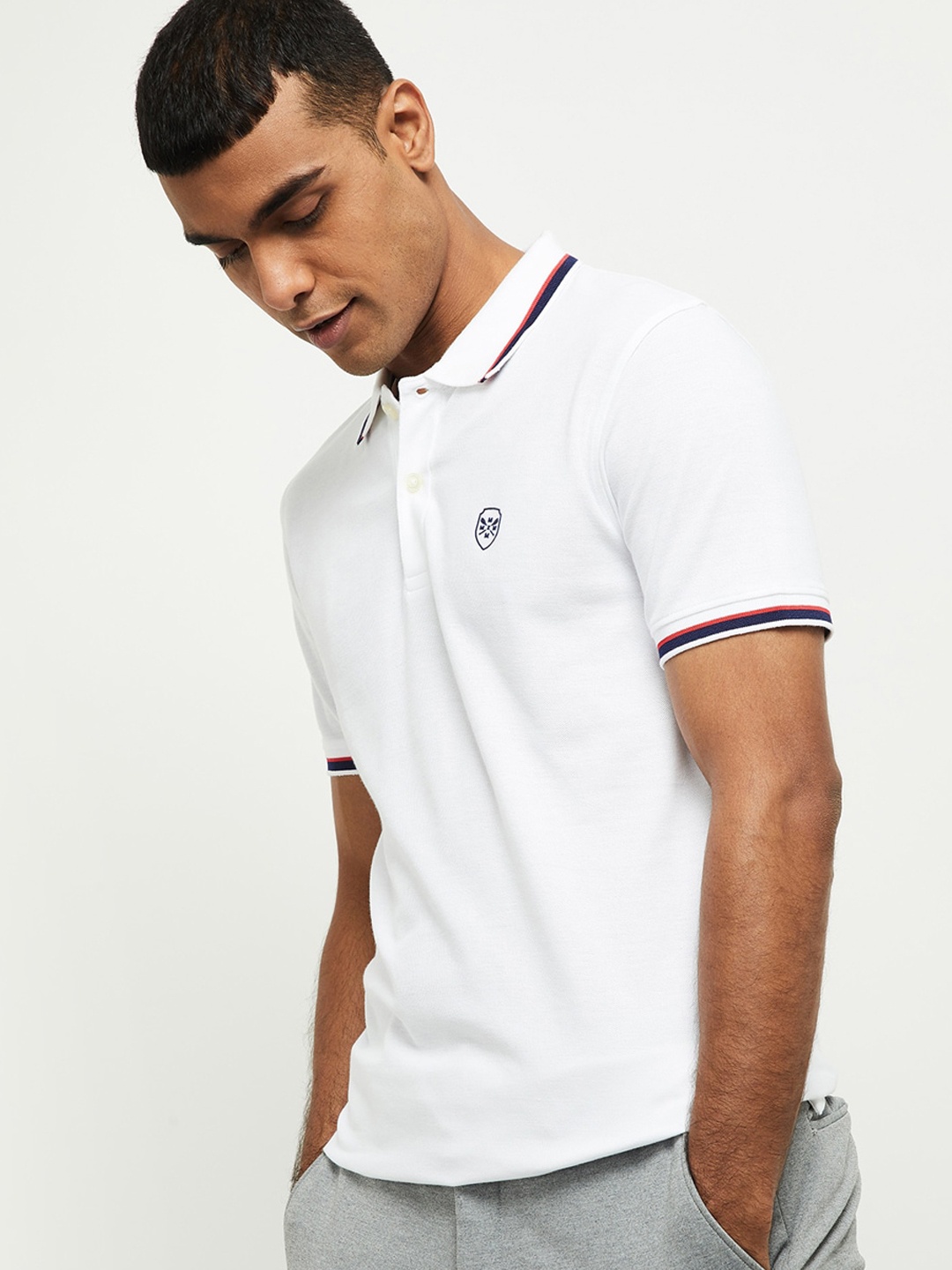 

max Men White Solid Polo Collar T-shirt