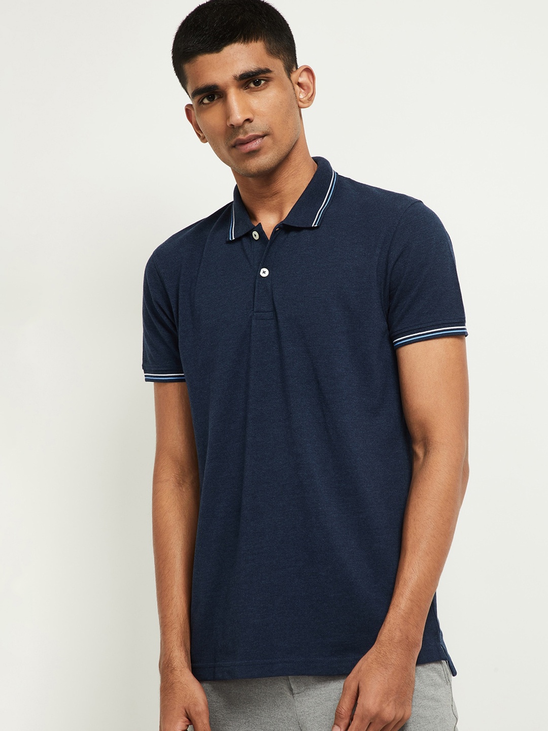 

max Men Blue Solid Polo Collar T-shirt