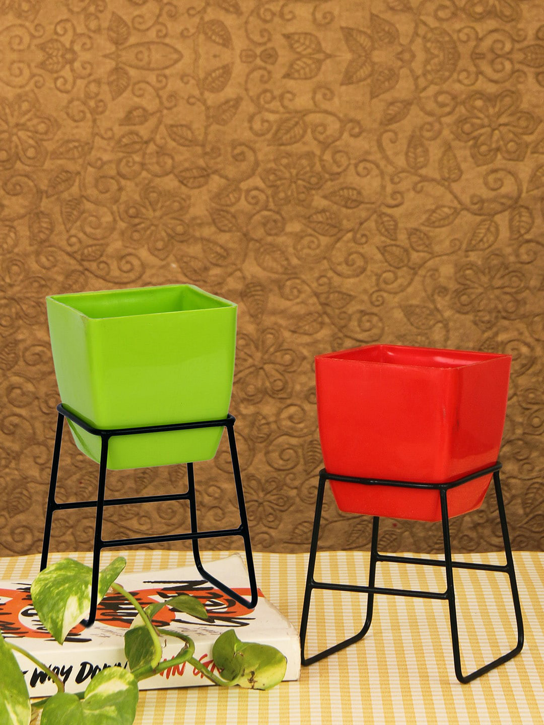 

TIED RIBBONS Set Of 2 Solid Plastic Planters With Metal Stand, Red
