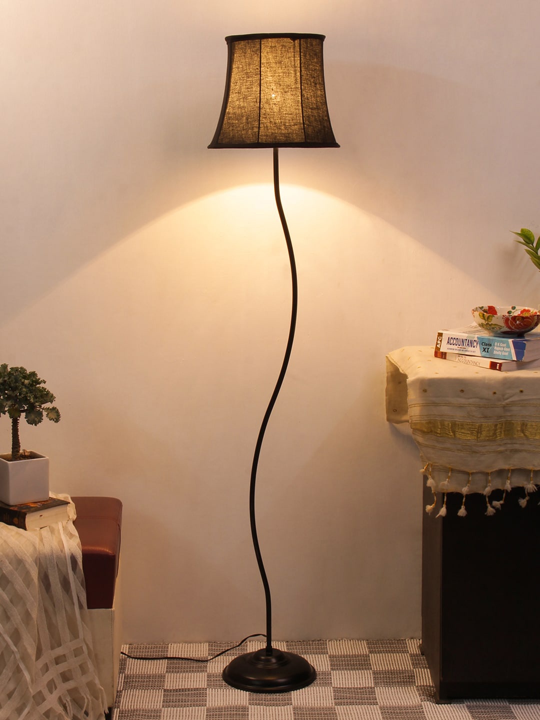 

Devansh Black Solid Curvy Cotton Club Lamp