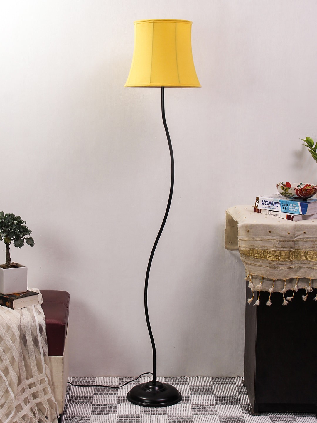 

Devansh Yellow & Black Solid Curvy Novelty Lamp