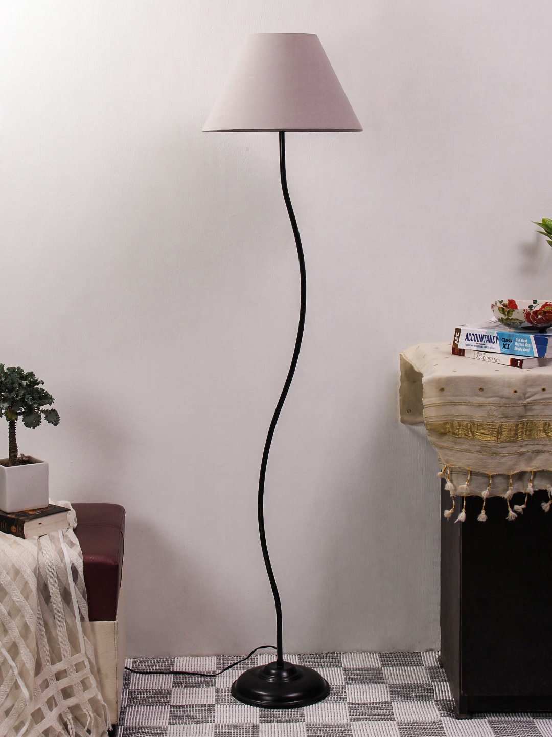 

Devansh Grey & Black Solid Conical Novelty Lamp