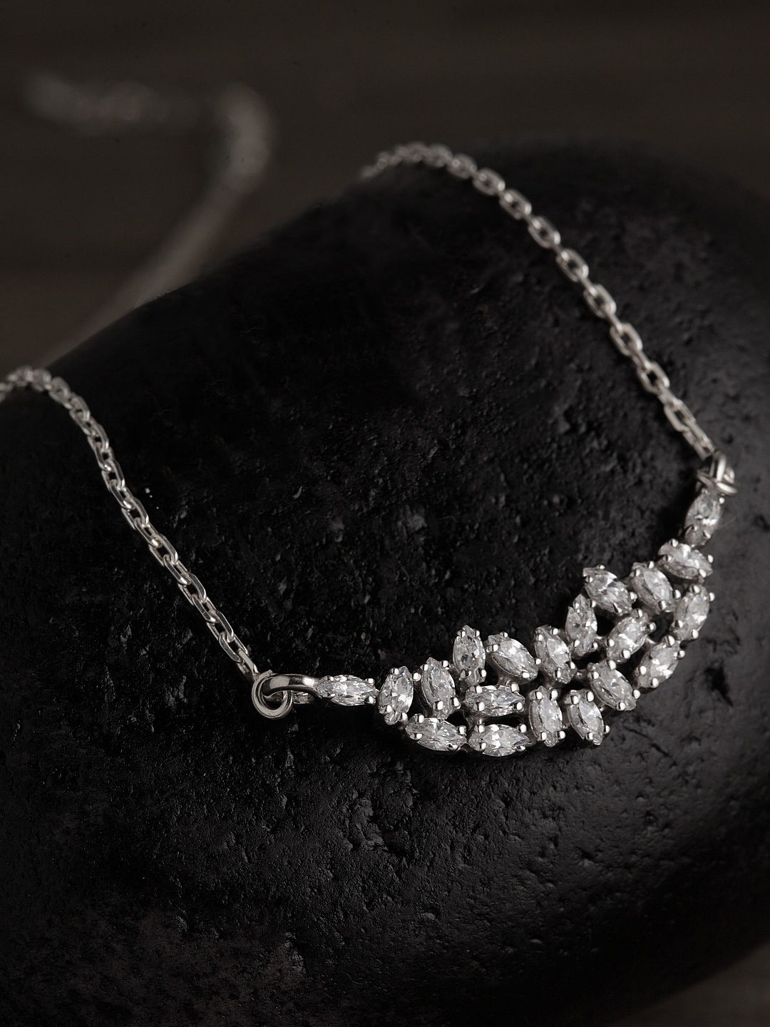

Clara Silver Daisy Pendant Necklace