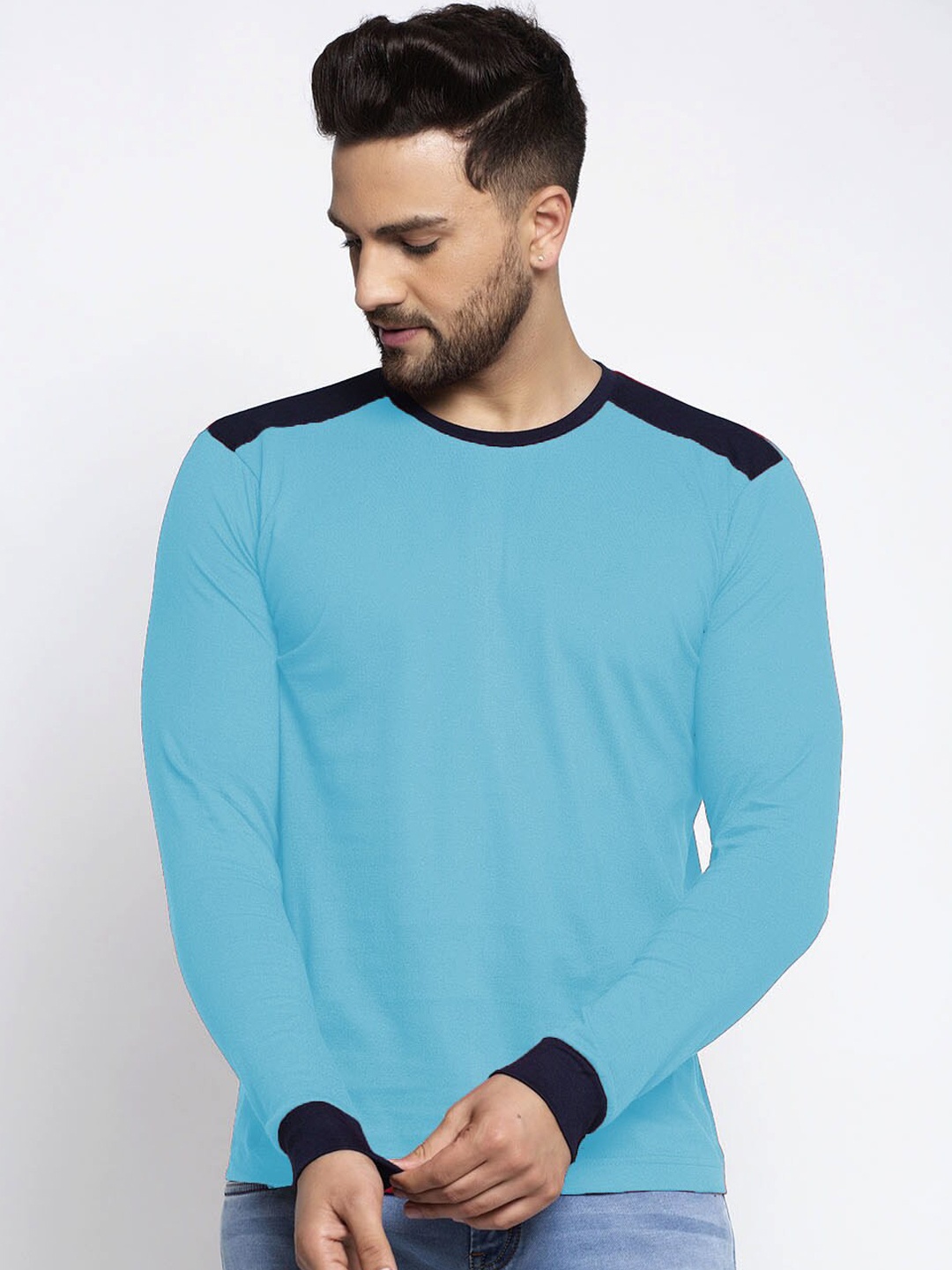 

Friskers Men Turquoise Blue Solid Round Neck T-shirt