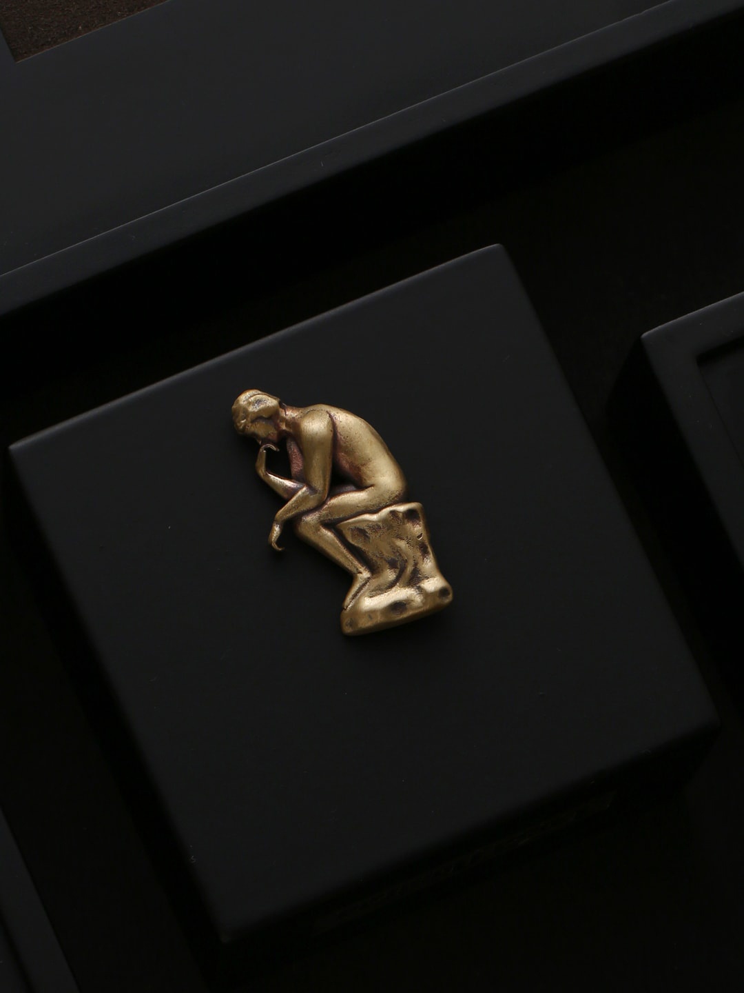 

COSA NOSTRAA Men Gold-Toned Antique The Thinker Shaped Brooch, Metallic