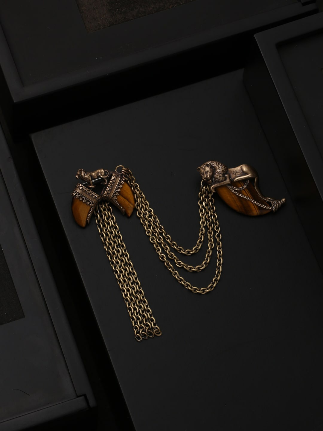 

COSA NOSTRAA Men Antique Gold-Toned The Resting Lion-Shaped Statement Brooch, Metallic