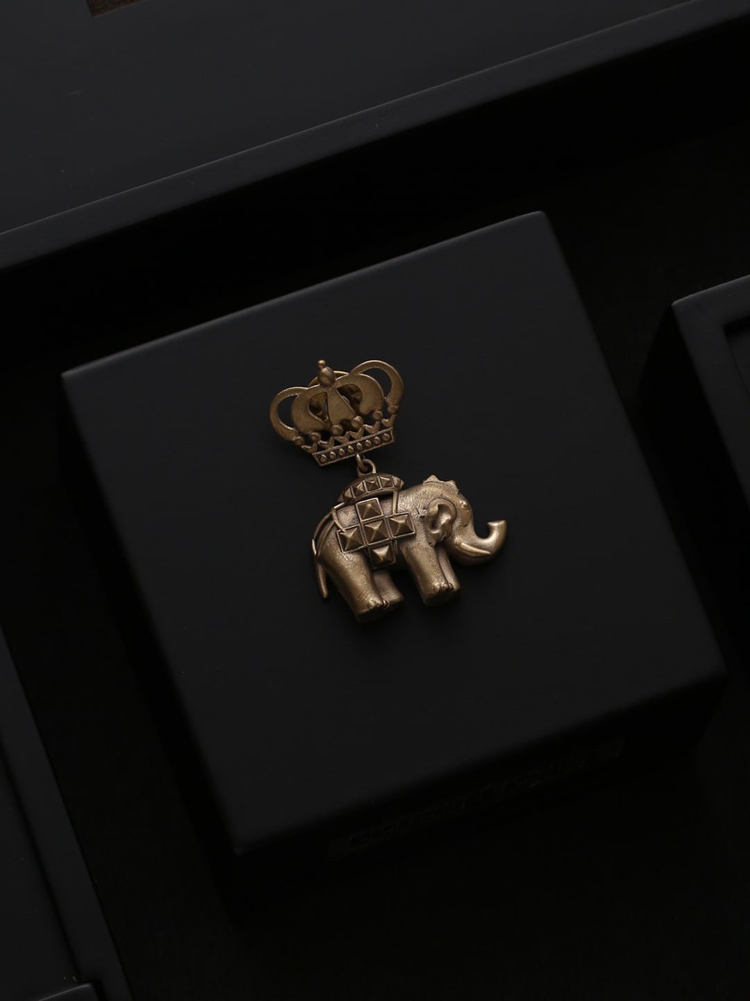 

COSA NOSTRAA Men Gold-Toned Elephant Shaped Avant-Garde Statement Brooch
