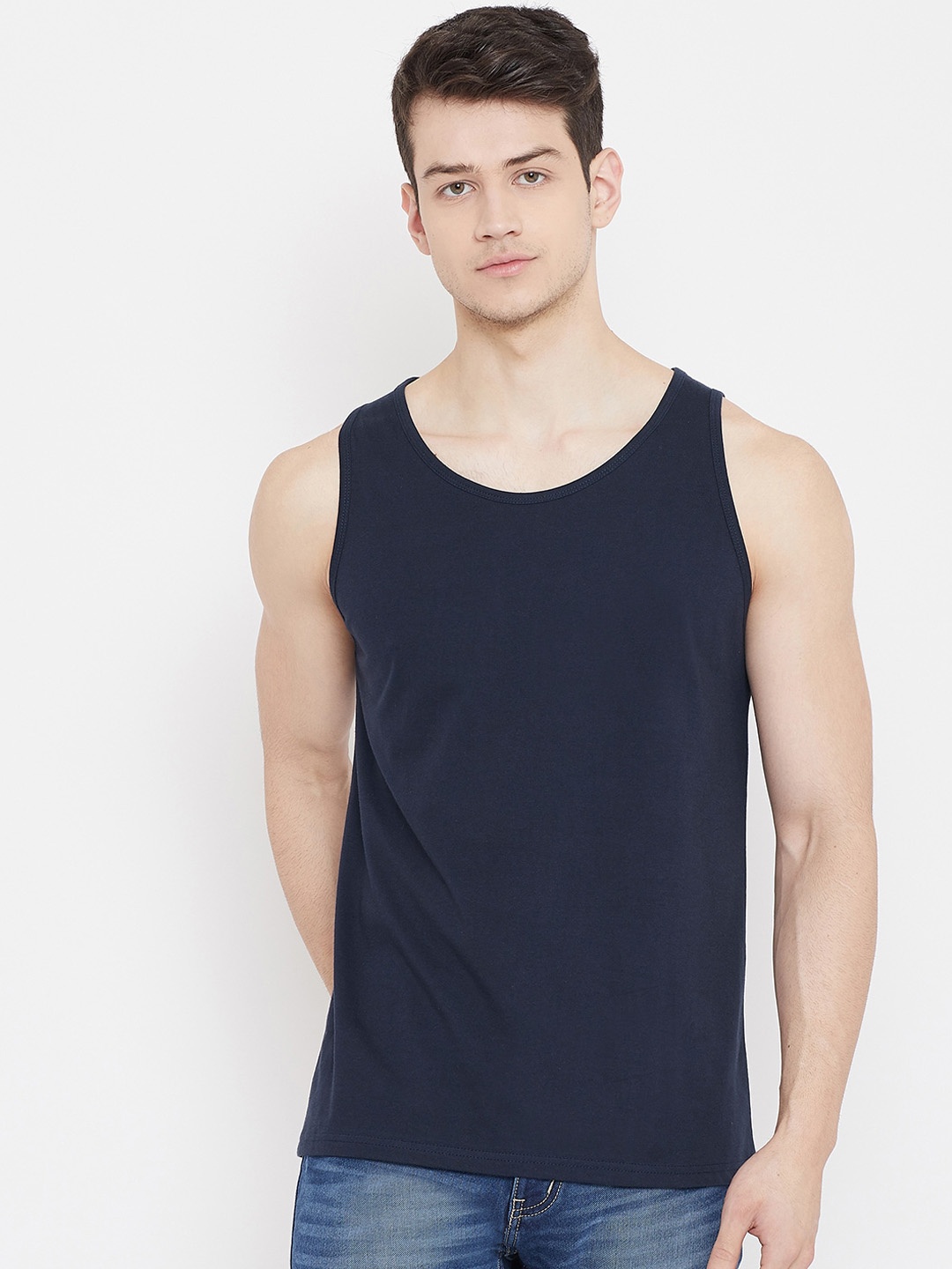 

Rodzen Men Navy Blue Solid Round Neck T-shirt