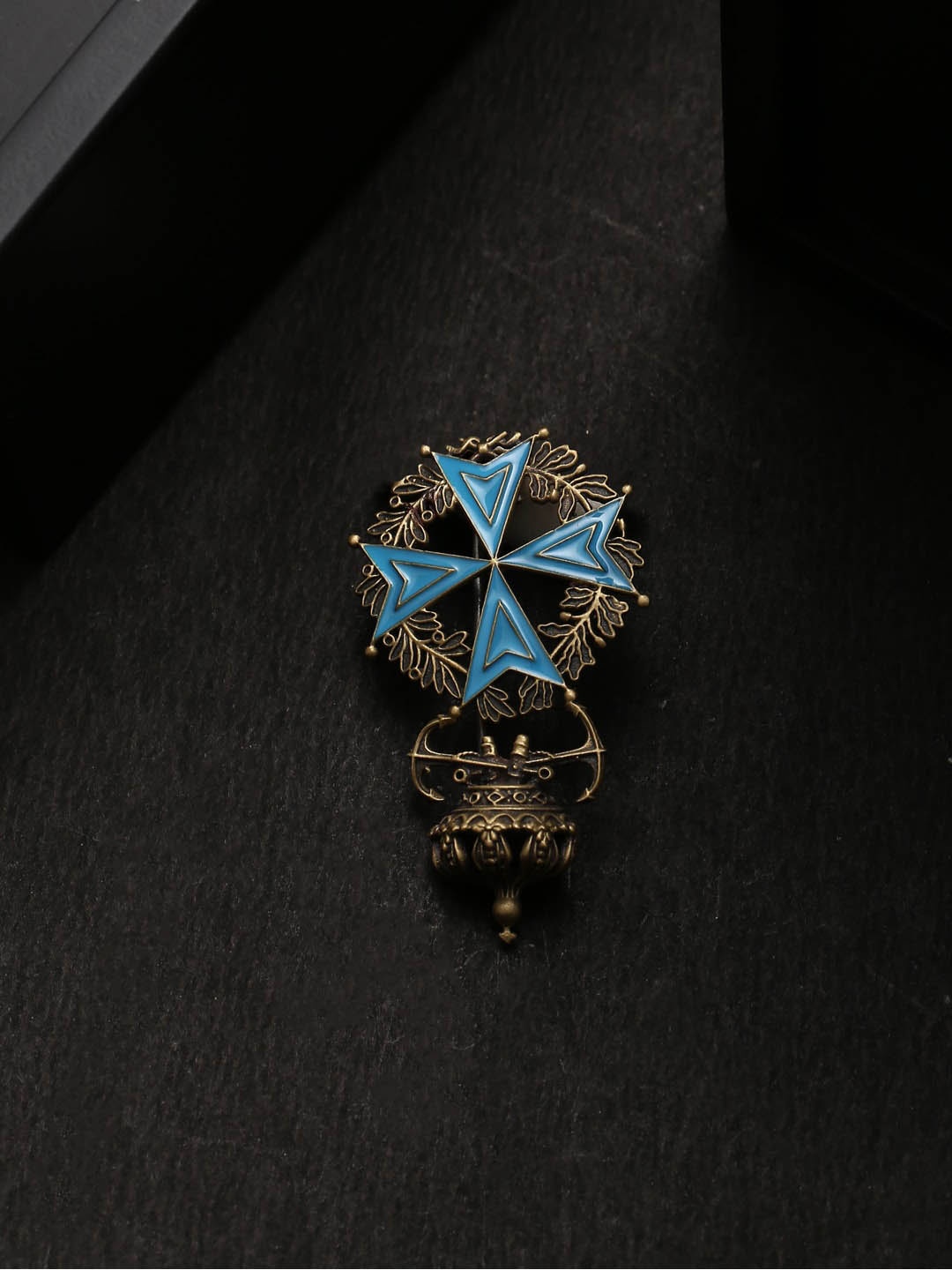 

COSA NOSTRAA Men Gold-Toned & Blue Crown-Shaped Brooch